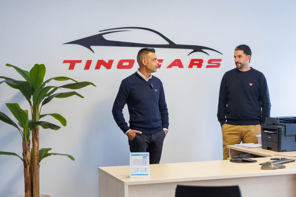 Equipo de Tinocars en sus oficinas de Vigo